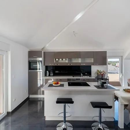 Moderne Mit Gartennutzung- Einem G By Interhome 트로기르