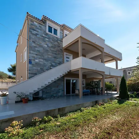 Moderne Mit Gartennutzung- Einem G By Interhome