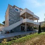 Moderne Mit Gartennutzung- Einem G By Interhome