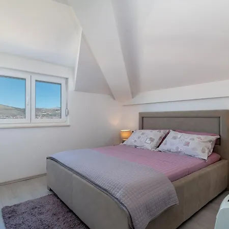 Moderne Mit Gartennutzung- Einem G By Interhome Apartment Trogir