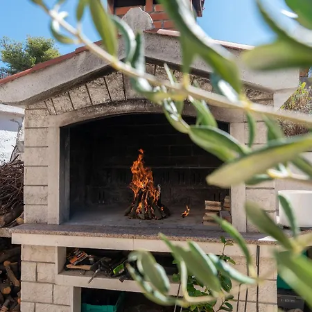 Moderne Mit Gartennutzung- Einem G By Interhome *