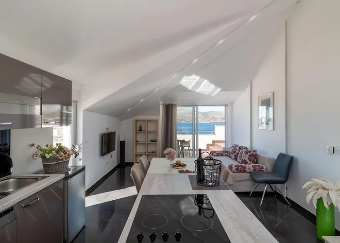 Moderne Mit Gartennutzung- Einem G By Interhome *