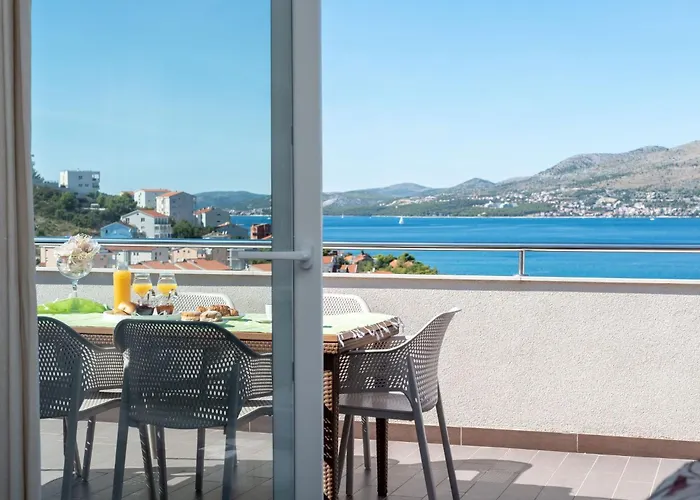 Moderne Mit Gartennutzung- Einem G By Interhome Trogir