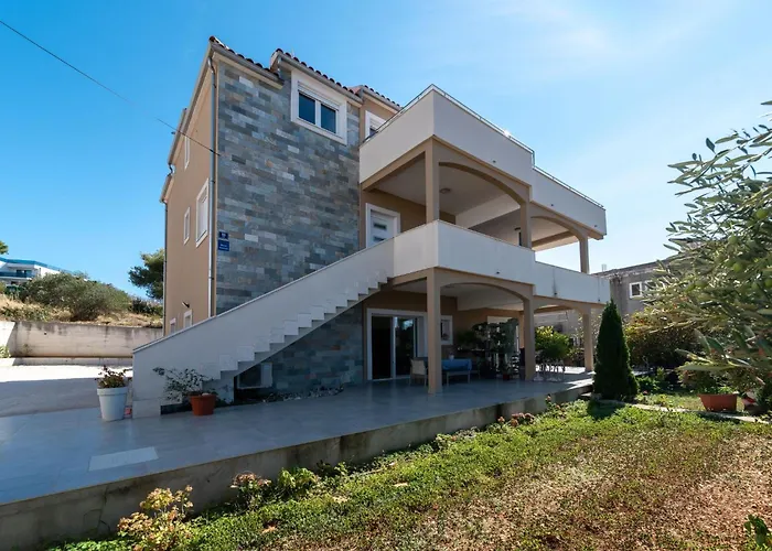 Moderne Mit Gartennutzung- Einem G By Interhome