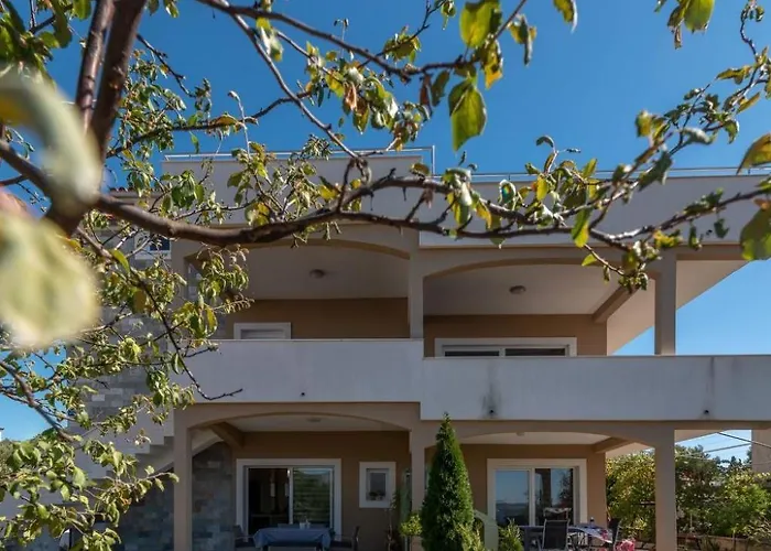 Apartment Moderne Mit Gartennutzung- Einem G By Interhome