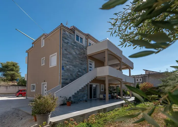 Apartment Moderne Mit Gartennutzung- Einem G By Interhome
