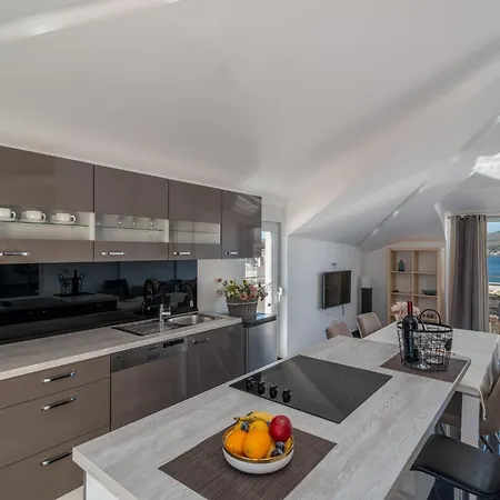 Moderne Mit Gartennutzung- Einem G By Interhome *
