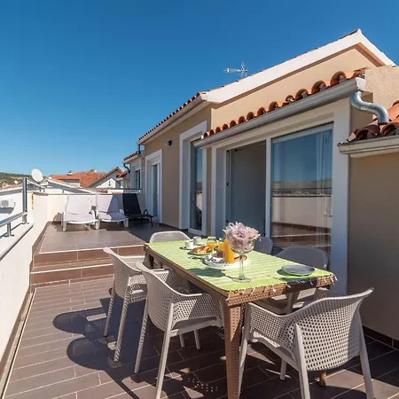 Moderne Mit Gartennutzung- Einem G By Interhome Апартаменты *